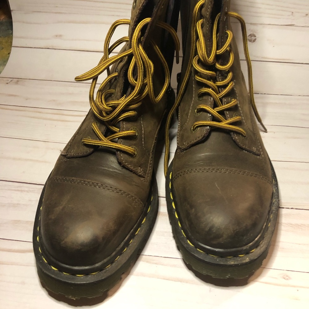Doc Marten 8 eye Air Ware Boots. EUC. Size 39 US 9